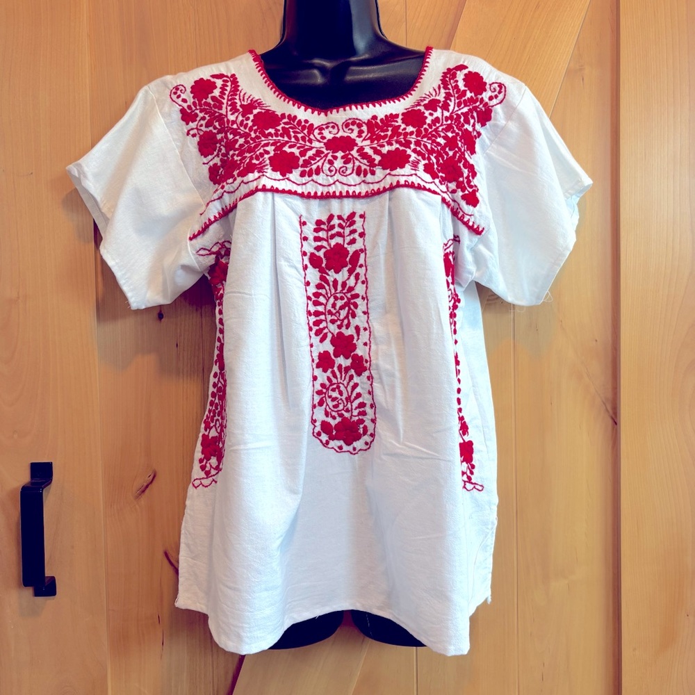 💕New Listing 💕Gorgeous Embroidered Cotton-Manta Blouse
